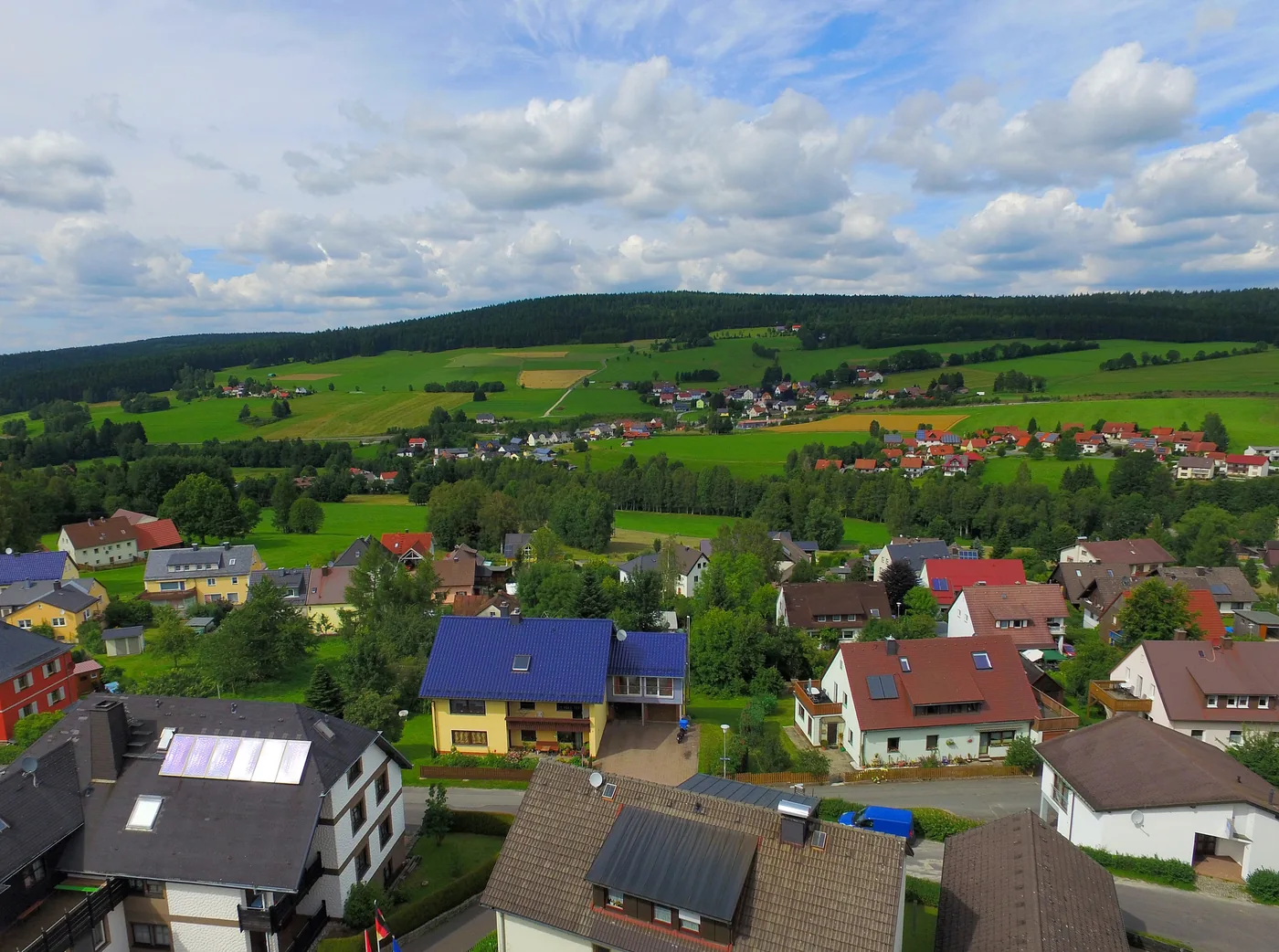 Bischofsgrün a okolní lesy pohoří Smrčiny v létě