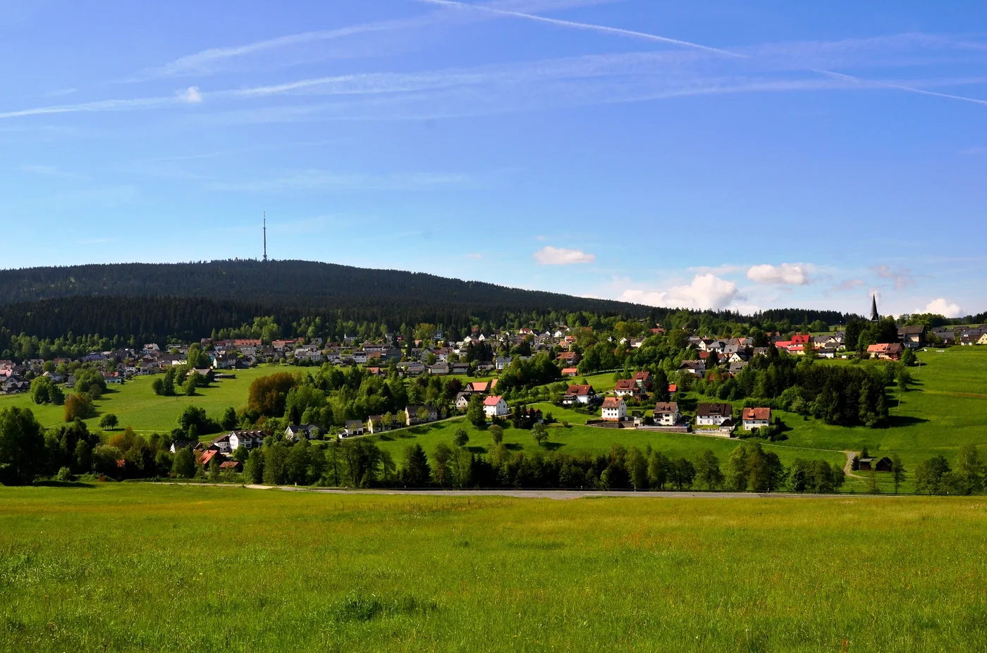 Výhled na Bischofsgrün a zelenou krajinu